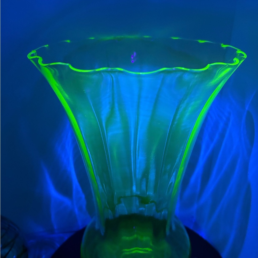 Vintage empoli Optic Pattern depression Uranium Glass Vase  1930